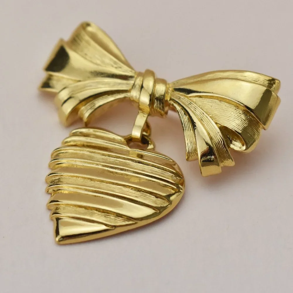 Small gold bow and heart brooch, elegant basic lapel pin